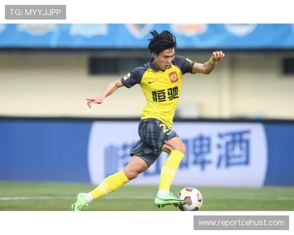 中国足球新星崛起，年仅18岁小将闪耀亚洲杯，未来可期