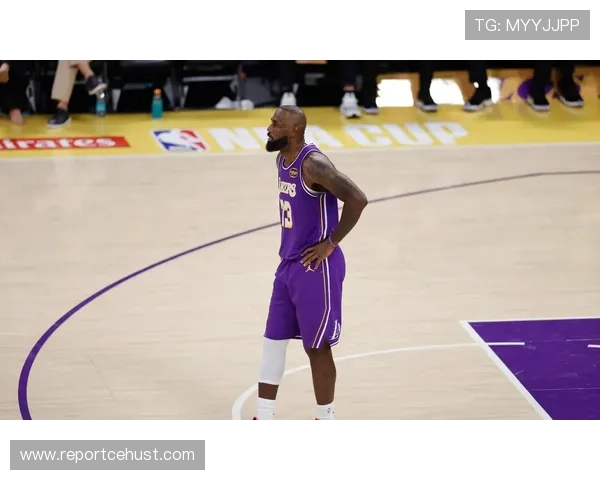 詹姆斯携手戴维斯带领湖人逆袭勇士 揭秘季后赛对决背后的战术博弈